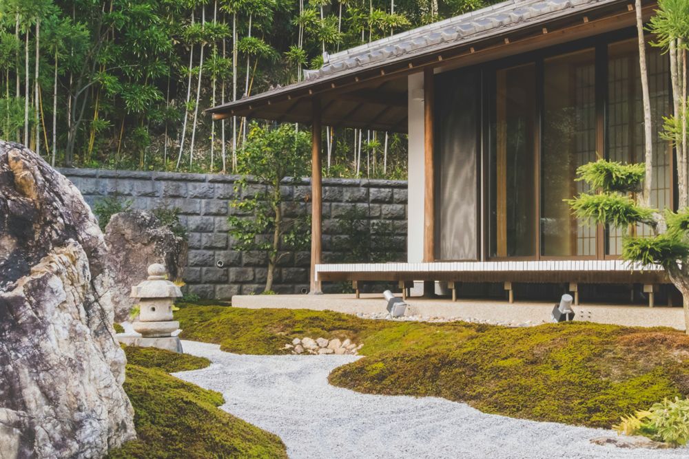 A garden in a house in Japan representing the 10 Japanese Etiquette Must-Do's for Visitors