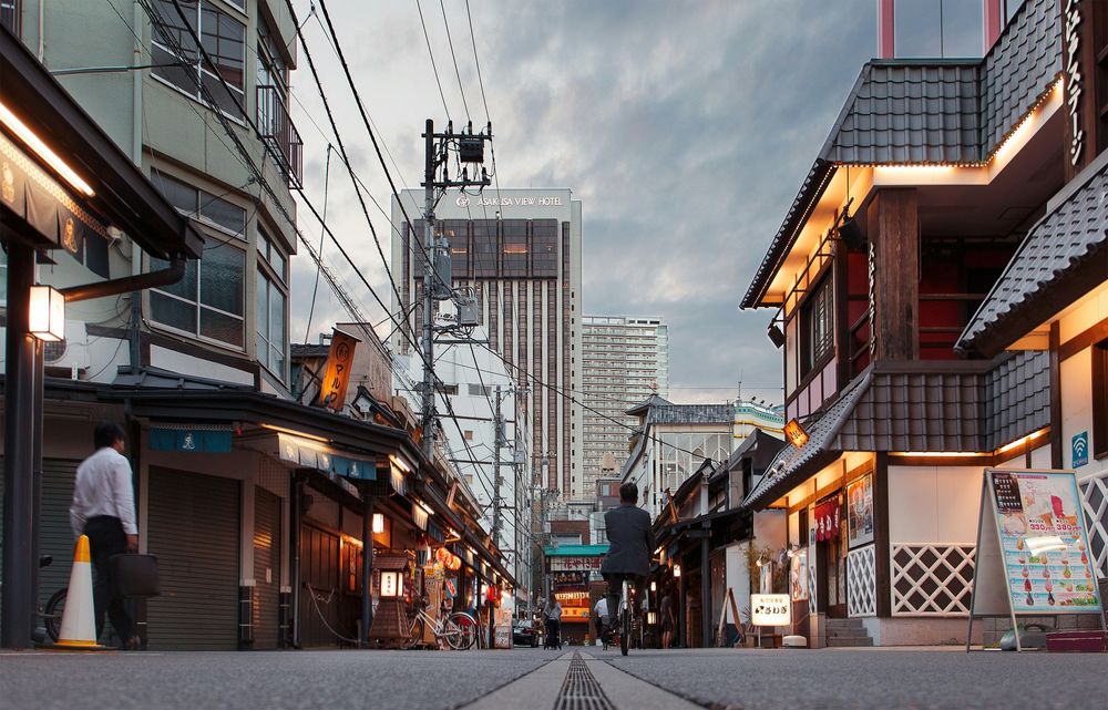 Eine Straße in Japan in den 10 japanischen Etiketten, die man als Besucher beachten sollte