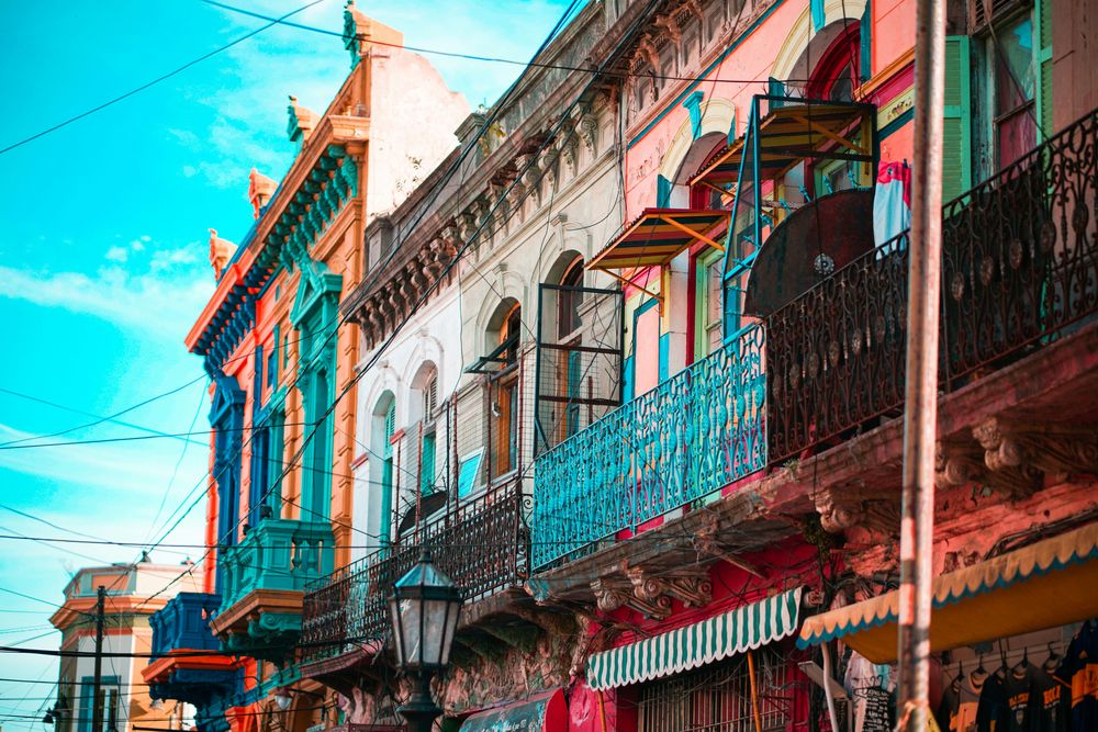 Edificios de colores en Buenos Aires, Argentina en Los Mejores Destinos para Nómadas Digitales en 2025