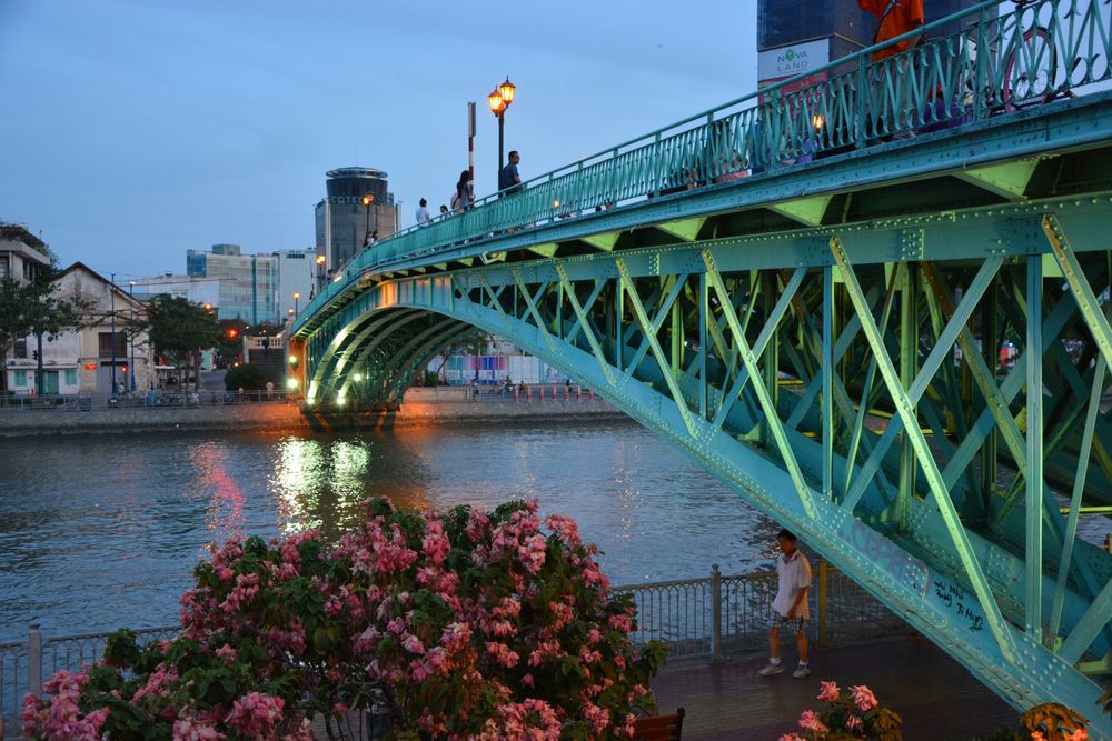 Un puente en Ciudad Ho Chi Minh, Vietnam en Los Mejores Destinos para Nómadas Digitales en 2025