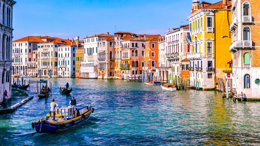 Picture of a canal in Venice representing How to Go From Rome to Venice