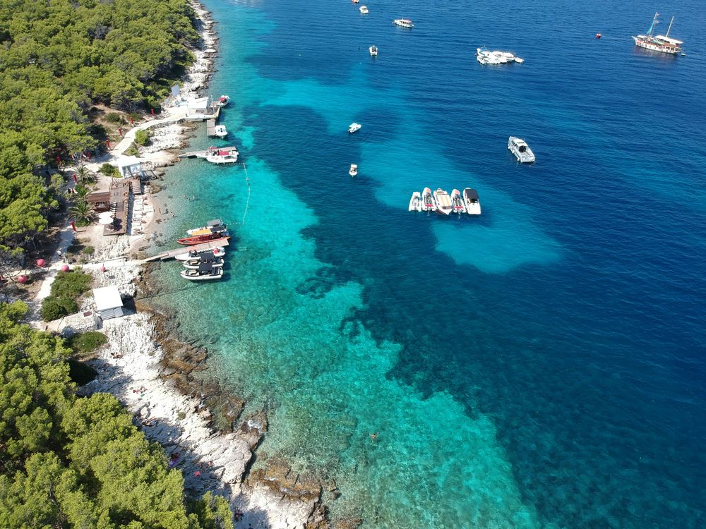 Kayak et bateaux sur la côte de Hvar dans les activités incontournables en Croatie