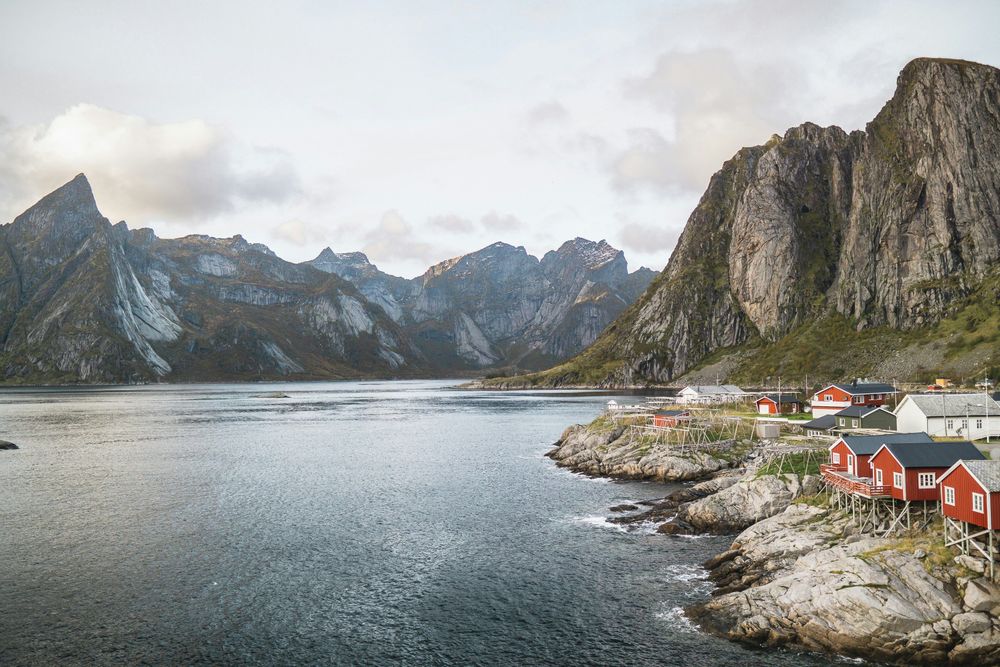 Casa na costa das Ilhas Lofoten, Noruega nos 5 Lugares Calmos para Passar o Verão na Europa