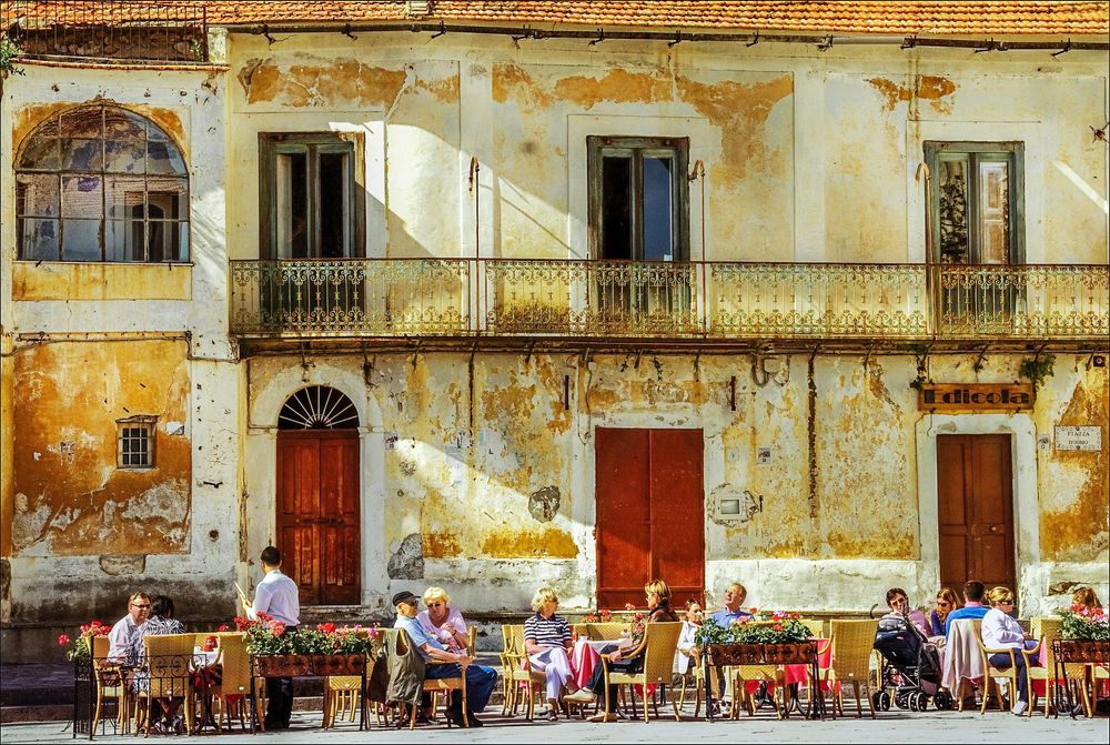 People eating in Ravello in the Best Restaurants in Amalfi