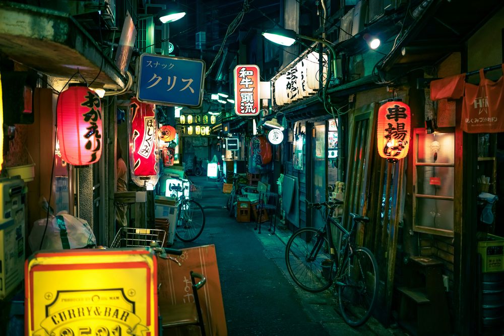 An alley in Japan representing the Things to Know About Japan