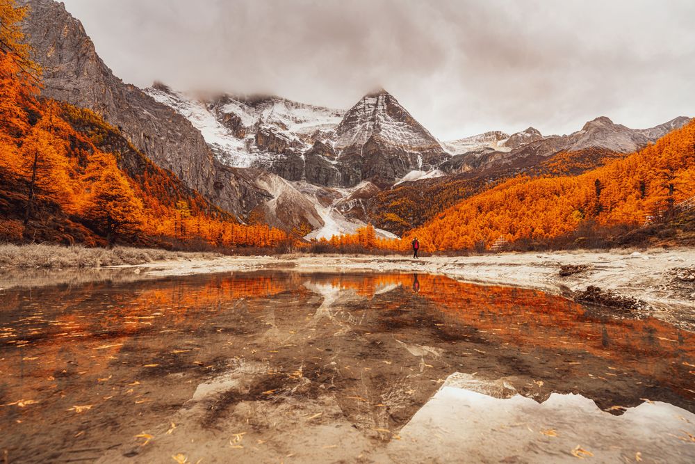A woman between the mountains, representing the planning feature of Stipp, a free travel app for iPhone