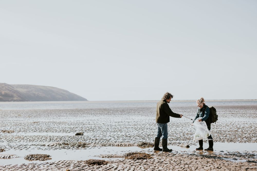 Beach cleanup in the Practising Responsible Tourism 5 Meaningful Strategies
