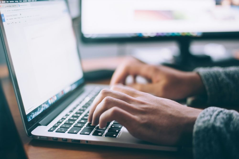 Un uomo che digita su un computer che rappresenta viaggiare per vivere