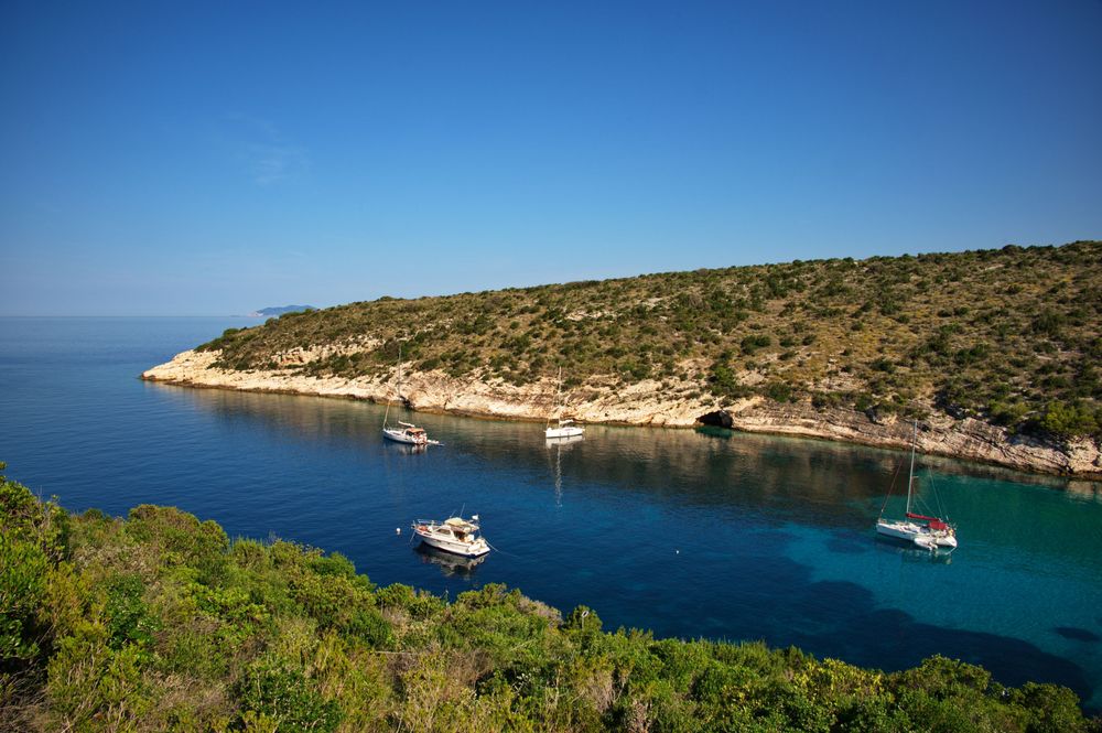 Voiliers sur la côte dalmate dans les activités incontournables en Croatie