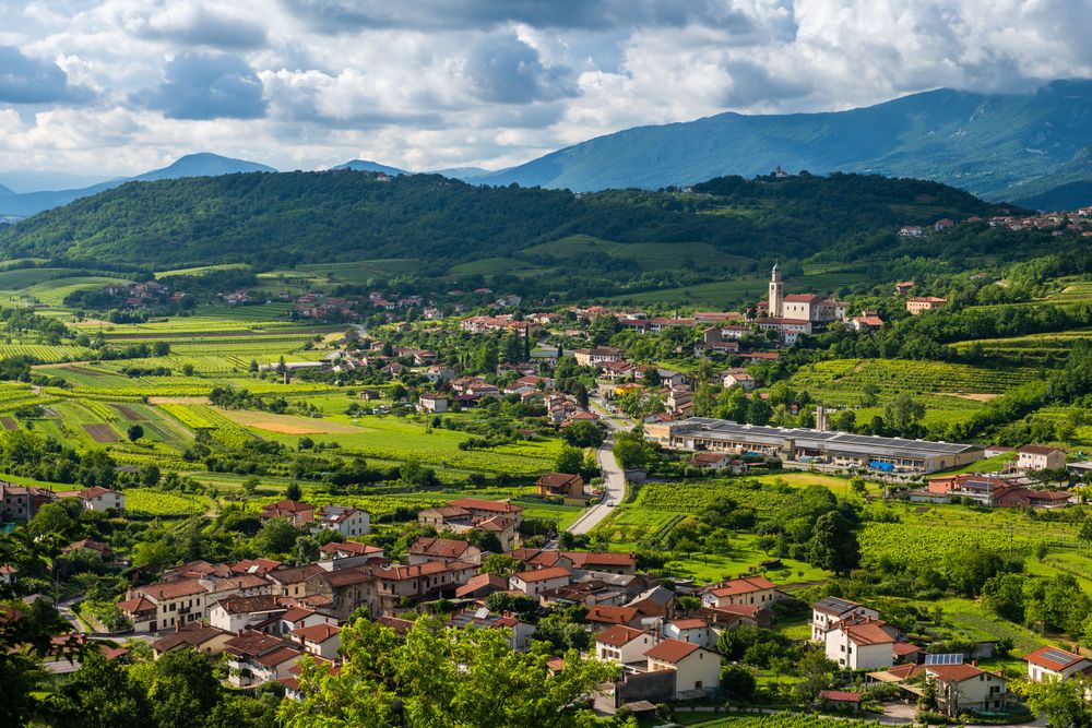 Pequena cidade no Vale de Vipava, Eslovênia nos 5 Lugares Calmos para Passar o Verão na Europa