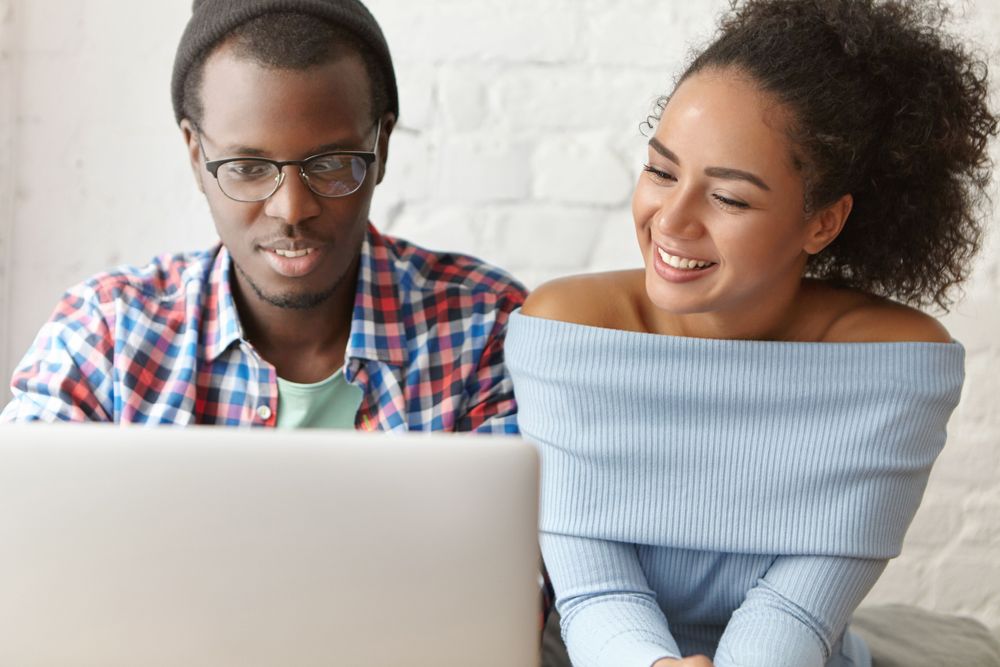 Tips voor het boeken van betaalbare accommodatie, koppel kijkend naar een computer