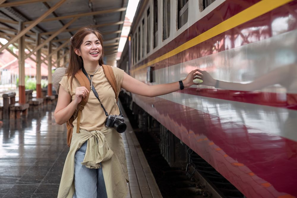 Mujer joven llevando una mochila representando La Guía Definitiva del Equipo de Viaje en Solitario